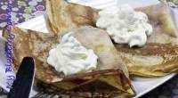 Crepes   z domowym dżemem truskawkowym i bitą śmietaną